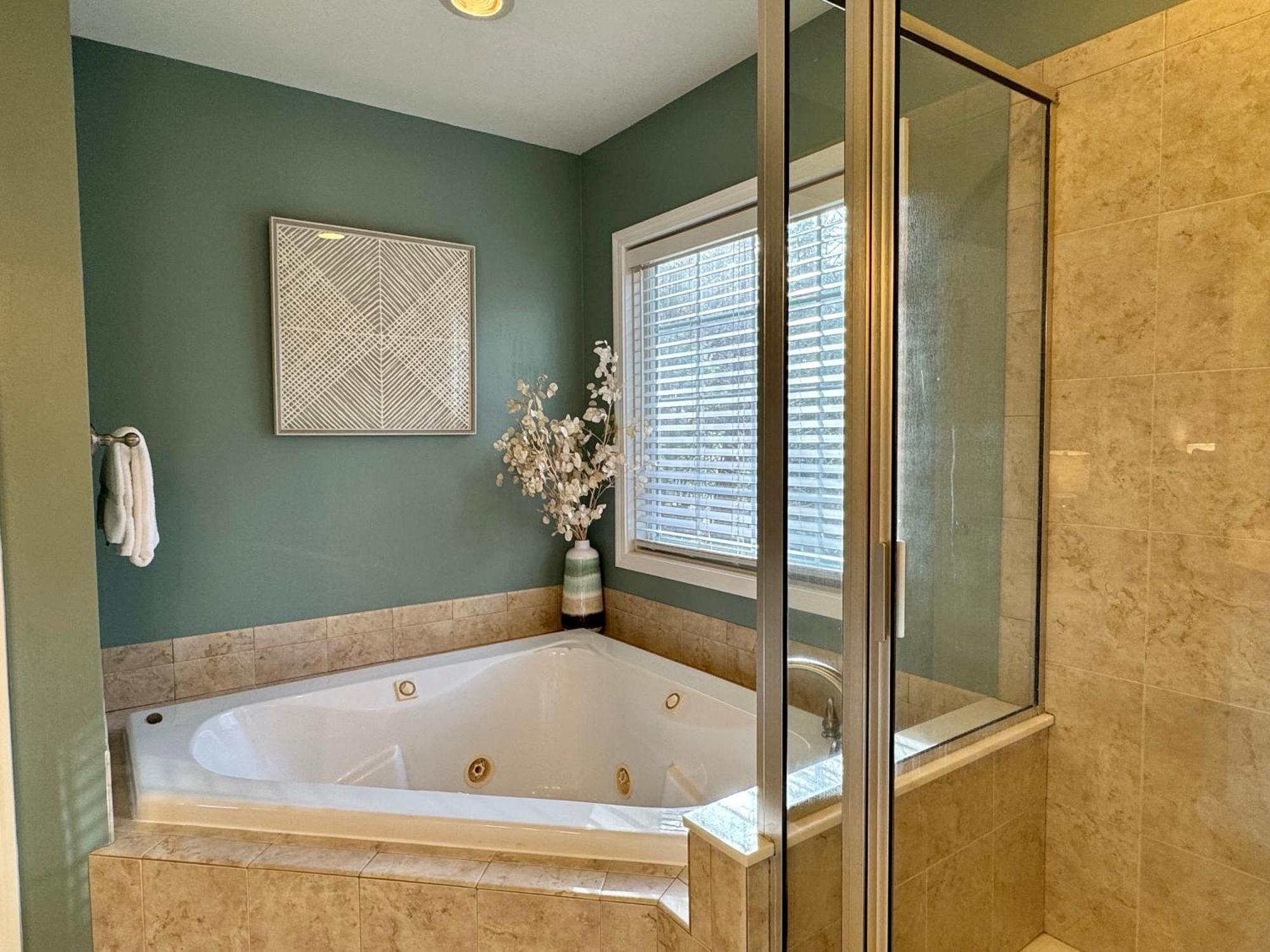 Cozy Getaway W Hottub 8 Min From Downtown! *