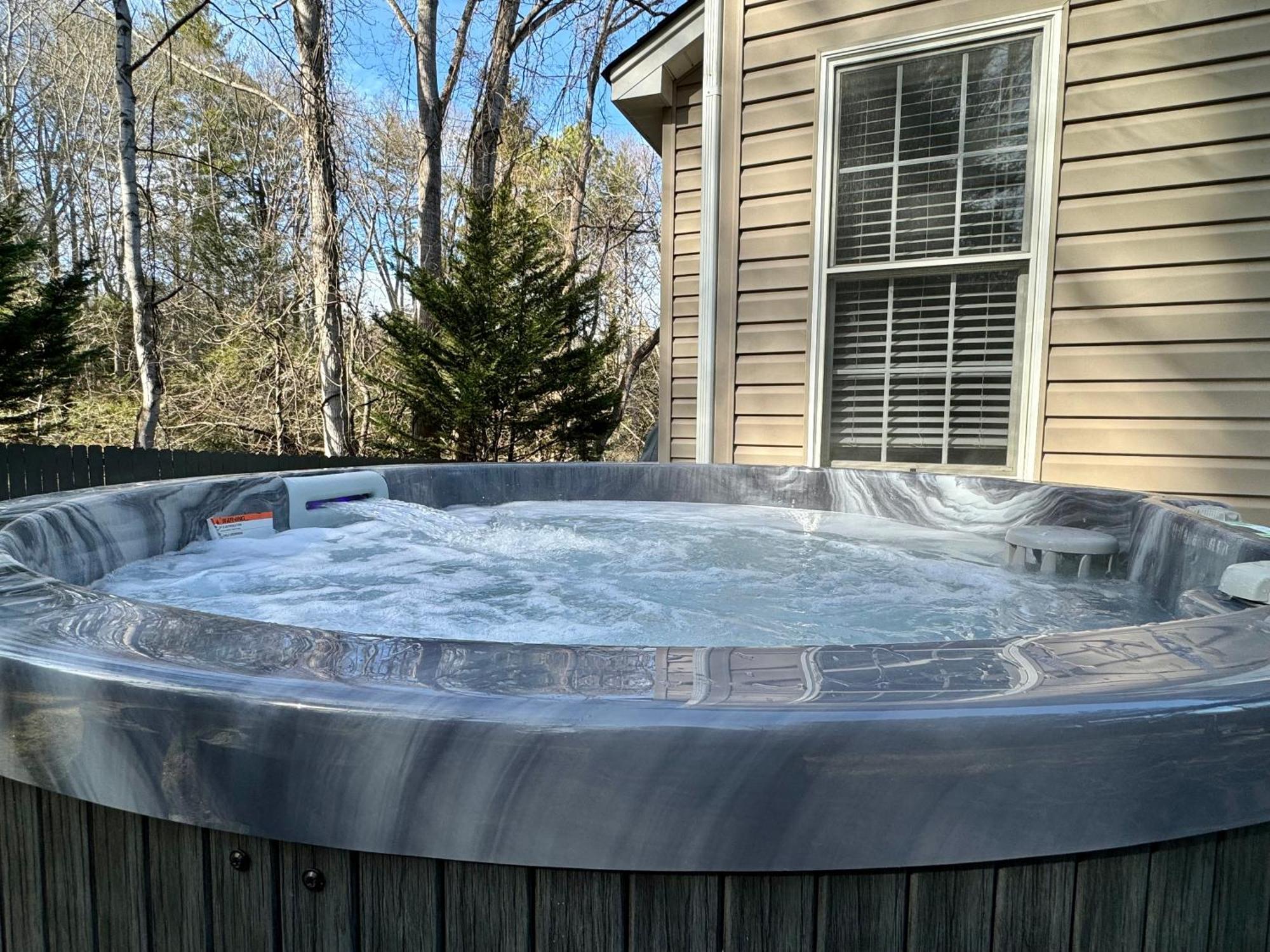 Cozy Getaway W Hottub 8 Min From Downtown! Holiday home *